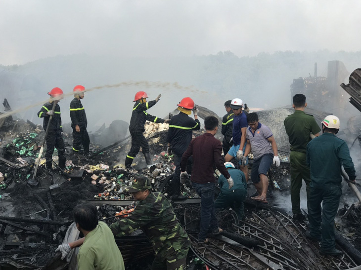 Cháy rụi 13 căn nhà gần chợ Năm Căn, một bé gái thiệt mạng - Ảnh 1.