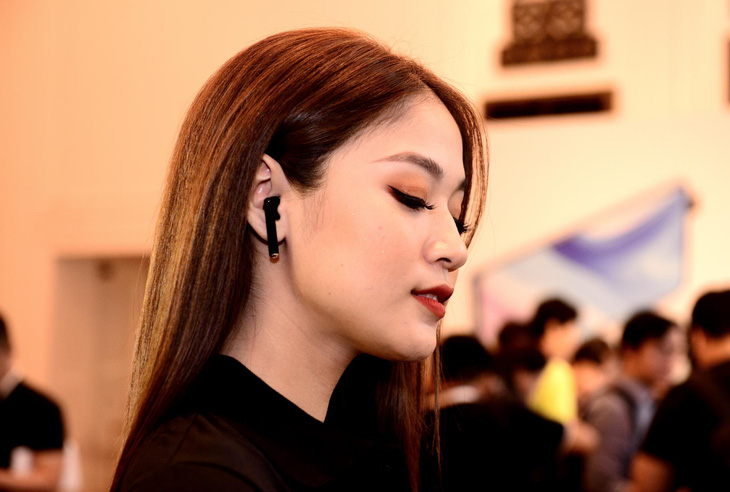 Huawei lộ diện tai nghe không dây chống ồn đầu tiên trên thế giới - Ảnh 1.