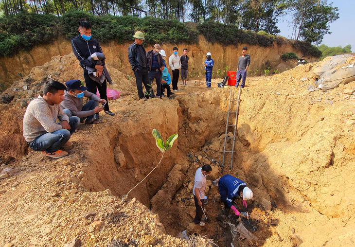 Hà Nội giao công an điều tra vụ 11 hố chôn trộm chất thải nguy hại - Ảnh 1.