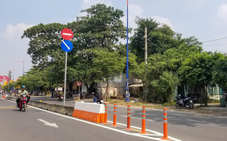 Lắp dải phân cách trên đường song hành Xa lộ Hà Nội, dân bớt nỗi lo tai nạn