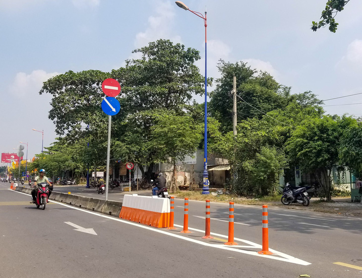 Lắp dải phân cách trên đường song hành Xa lộ Hà Nội, dân bớt nỗi lo tai nạn - Ảnh 1.