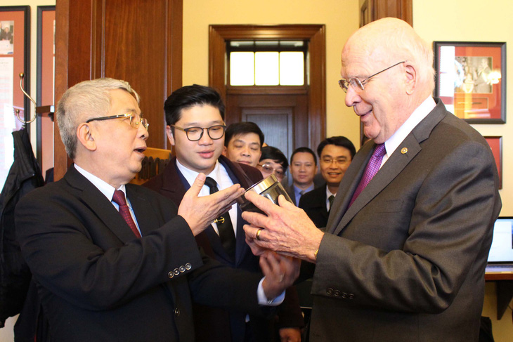 Hộp đất đặc biệt thượng tướng Nguyễn Chí Vịnh tặng thượng nghị sĩ Mỹ - Ảnh 2.