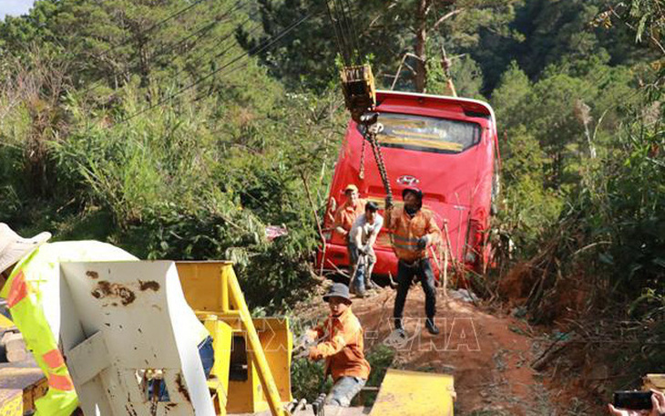 Ôtô chở khách TP.HCM mất phanh, lao xuống vực ở Đà Lạt, 15 người thoát nạn