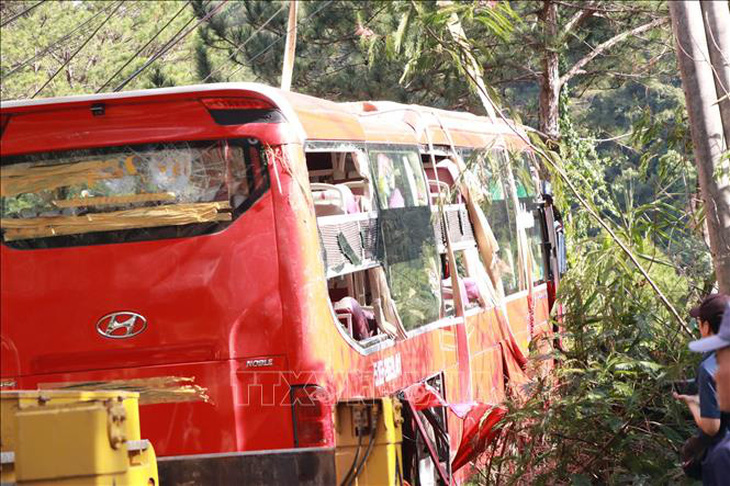 Ôtô chở khách TP.HCM mất phanh, lao xuống vực ở Đà Lạt, 15 người thoát nạn - Ảnh 4.