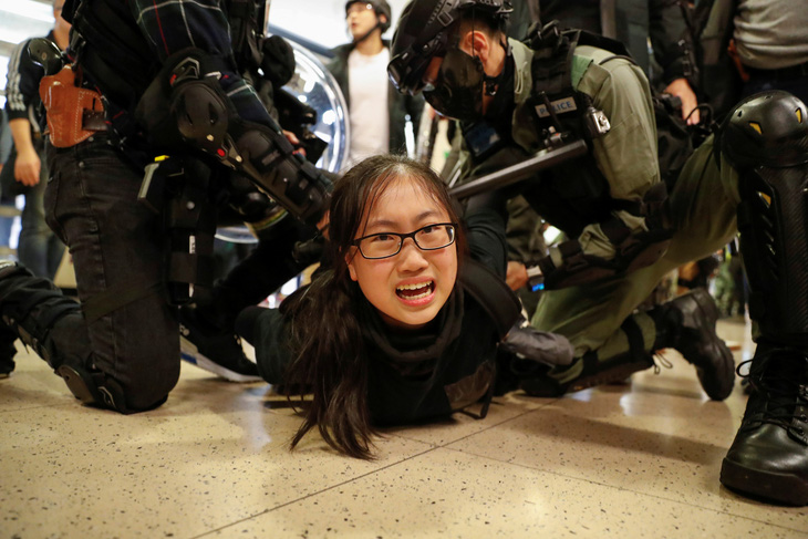 Người biểu tình phá rối ngày mua sắm ở Hong Kong - Ảnh 1.
