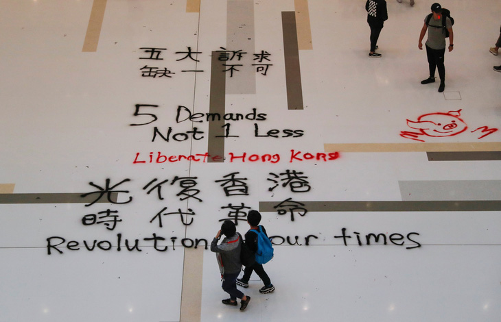Người biểu tình phá rối ngày mua sắm ở Hong Kong - Ảnh 3.