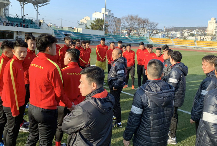 U23 tập nhẹ buổi đầu tiên ở Hàn Quốc - Ảnh 1.