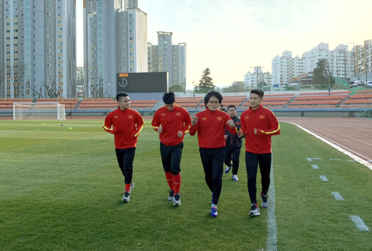 U23 tập nhẹ buổi đầu tiên ở Hàn Quốc - Ảnh 2.