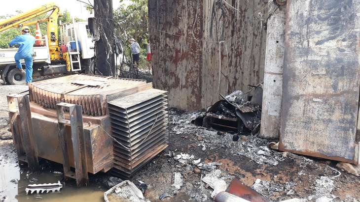 Nổ trạm biến áp tại Bình Chánh, TP.HCM, khoảng 300 hộ dân mất điện - Ảnh 1.