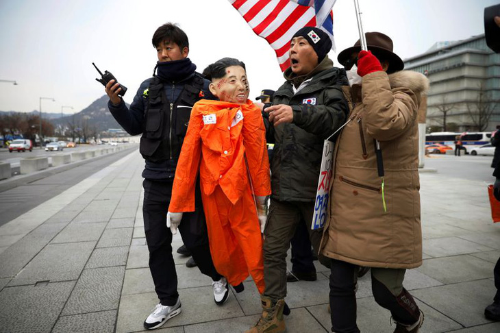 Người biểu tình Hàn Quốc ‘hành hạ’ hình nộm đại sứ Mỹ - Ảnh 3.