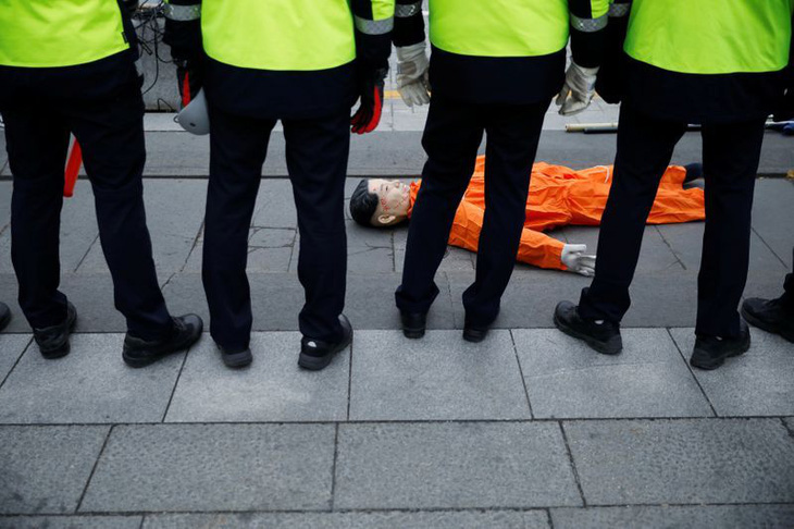Người biểu tình Hàn Quốc ‘hành hạ’ hình nộm đại sứ Mỹ - Ảnh 2.