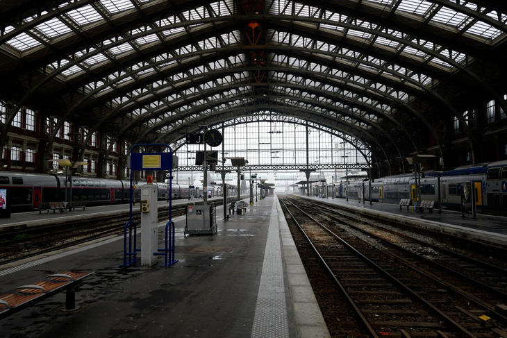 Tàu điện, đường sắt Pháp đóng băng trước Giáng Sinh vì đình công - Ảnh 1.