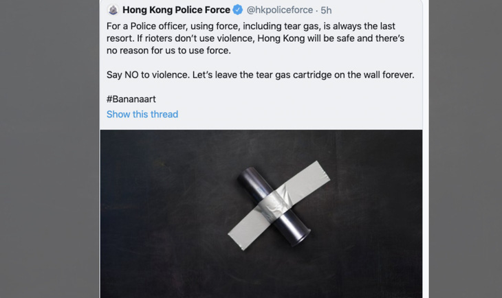 Cảnh sát Hong Kong bị ném đá vì đu trend trái chuối dán lên tường - Ảnh 1.