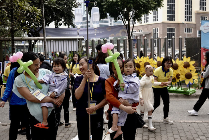 Hoa hướng dương làm ấm sáng mùa đông Hà Nội - Ảnh 7.