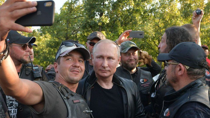 Nhìn lại 20 năm lãnh đạo của ông Putin qua 20 bức ảnh - Ảnh 13.