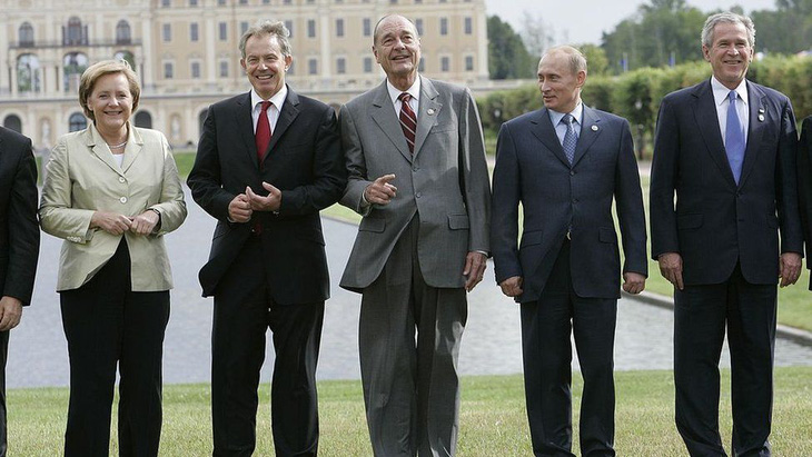Nhìn lại 20 năm lãnh đạo của ông Putin qua 20 bức ảnh - Ảnh 10.