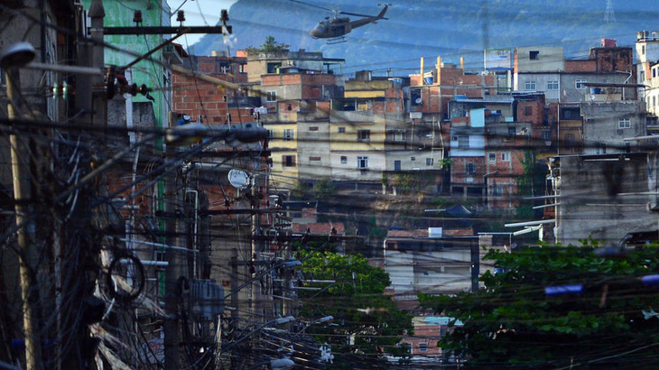 Khiếp với lính bắn tỉa từ trực thăng ở Brazil - Ảnh 2.