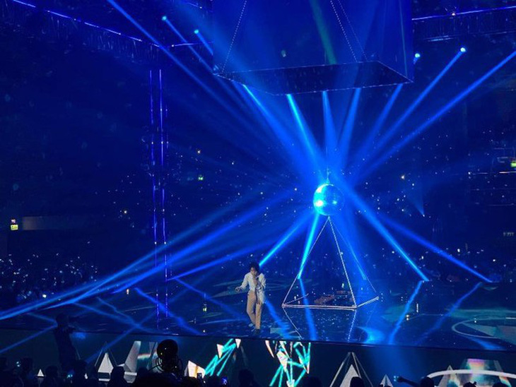 Vũ Cát Tường té sấp mặt từ sân khấu 2m xuống đất trong live show - Ảnh 1.