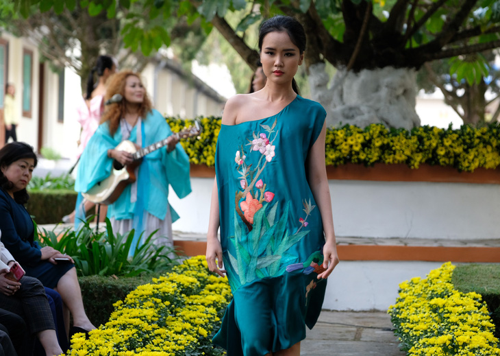 Nhà thiết kế Minh Hạnh mang tơ lụa, thổ cẩm đến Festival Hoa Đà Lạt - Ảnh 1.