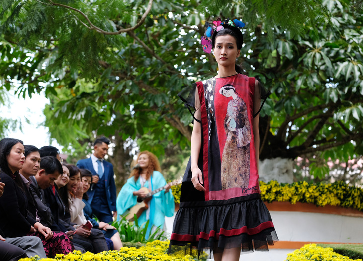 Nhà thiết kế Minh Hạnh mang tơ lụa, thổ cẩm đến Festival Hoa Đà Lạt - Ảnh 2.