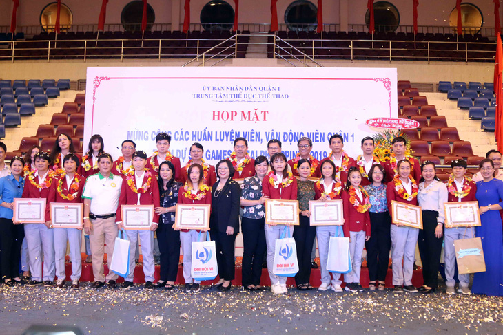 Huỳnh Như và các VĐV, HLV quận 1 được vinh danh - Ảnh 3.