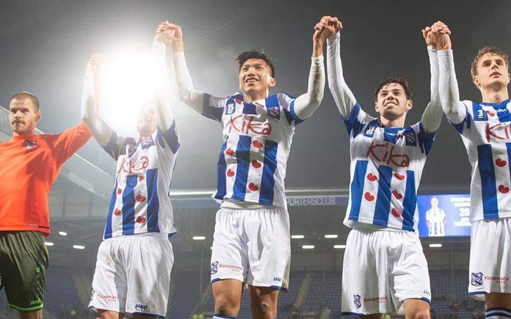 Văn Hậu ra sân lần đầu và ăn mừng chiến thắng với Heerenveen