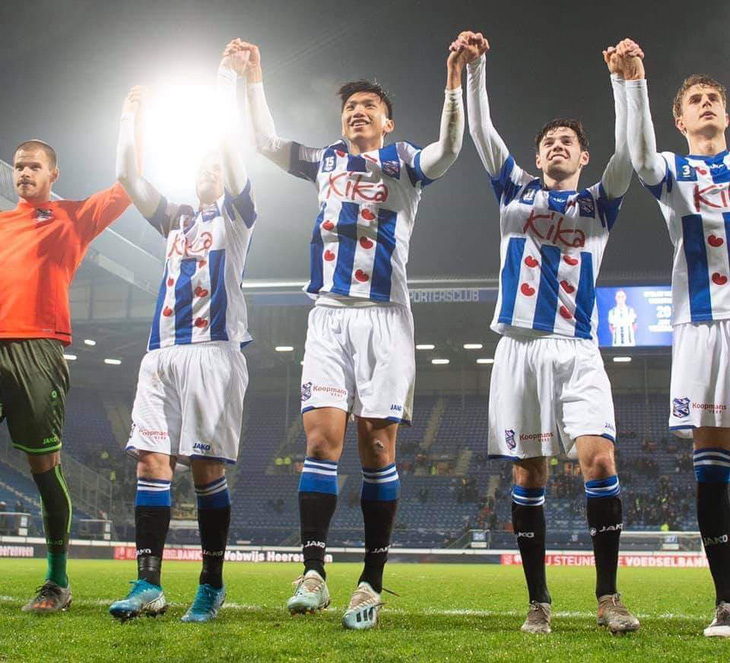 Văn Hậu ra sân lần đầu và ăn mừng chiến thắng với Heerenveen - Ảnh 3.