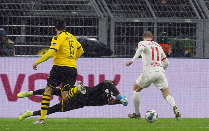 Dortmund đánh rơi chiến thắng trước Leipzig sau 3 lần dẫn trước