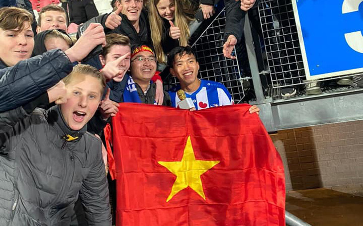 Văn Hậu hòa niềm vui cùng CĐV Hà Lan sau chiến thắng của Heerenveen