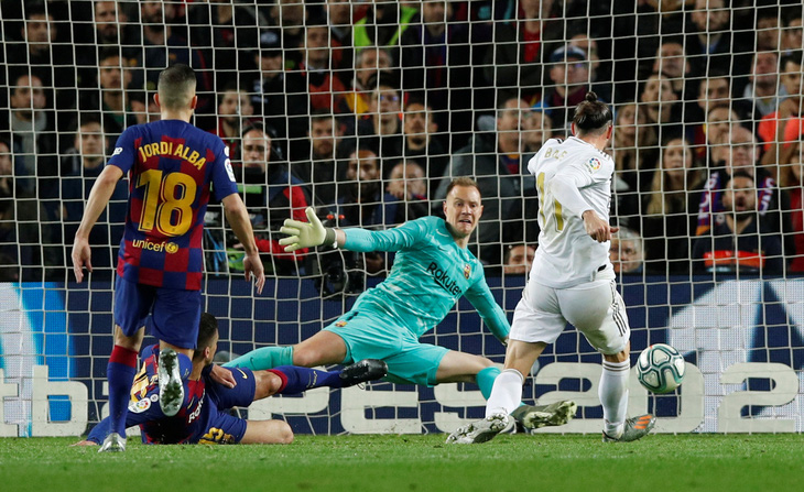Barcelona và Real Madrid bất phân thắng bại trong trận ‘siêu kinh điển’ - Ảnh 2.
