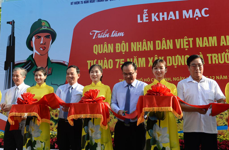 Khai mạc triển lãm ảnh về quân đội nhân dân Việt Nam anh hùng - Ảnh 2.