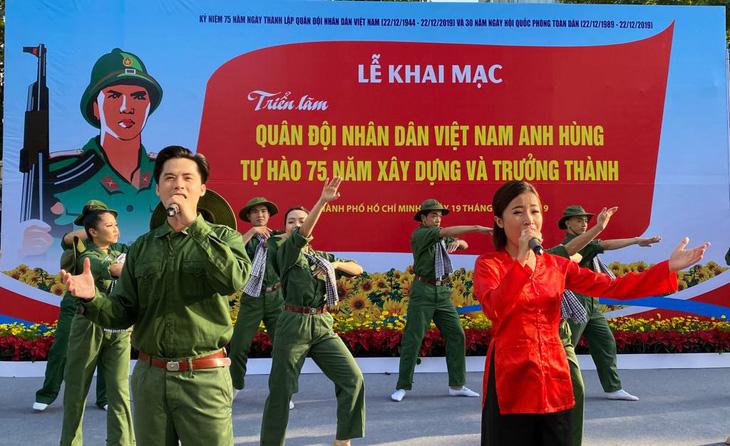 Khai mạc triển lãm ảnh về quân đội nhân dân Việt Nam anh hùng - Ảnh 1.