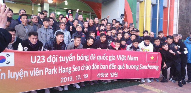 Video cầu thủ U23 Việt Nam lặng nhìn thầy Park ôm mẹ khóc khi về thăm nhà - Ảnh 4.