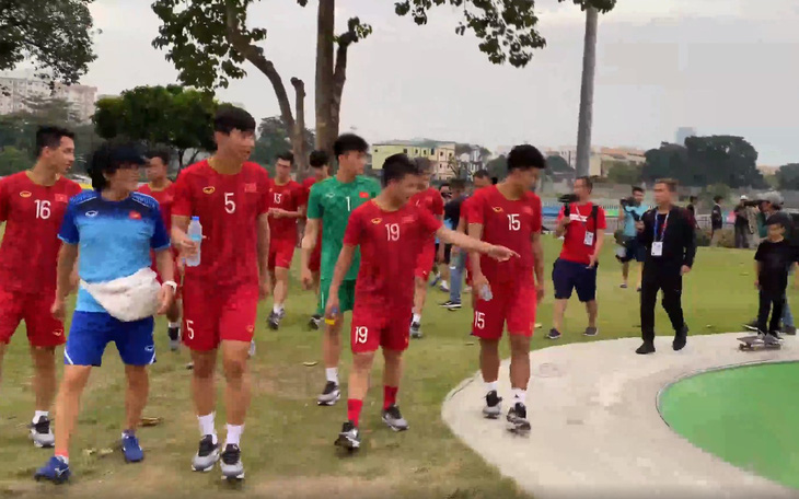 Đội hình chính U22 Việt Nam tản bộ trước trận đấu với U22 Singapore