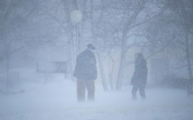 Bão tuyết mù mịt ở cả 2 miền đông, tây nước Mỹ, hơn 6.200 chuyến bay bị hủy, hoãn