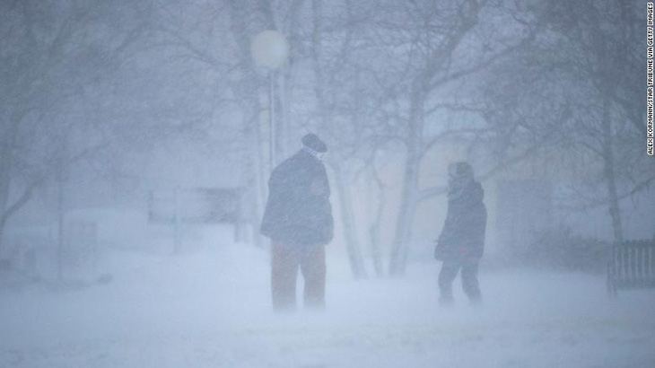 Bão tuyết mù mịt ở cả 2 miền đông, tây nước Mỹ, hơn 6.200 chuyến bay bị hủy, hoãn - Ảnh 1.
