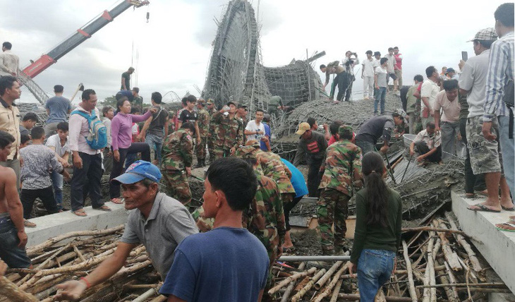 Sập chùa đang xây, hàng chục người Campuchia bị vùi lấp - Ảnh 1.