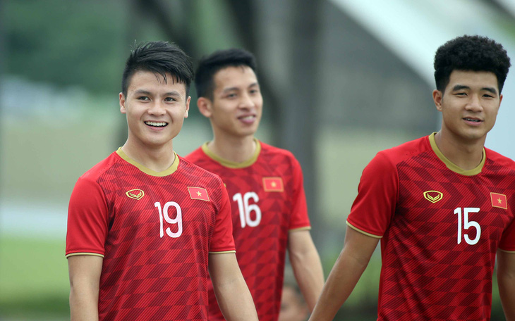Quang Hải, Bùi Tiến Dũng và các đồng đội cười rạng rỡ trên sân tập sau trận thắng U22 Indonesia