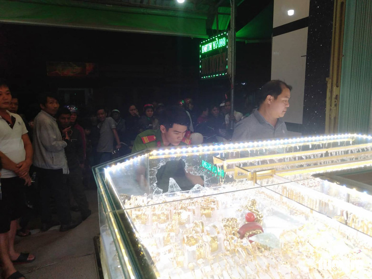 Chủ tiệm vàng kể lại vụ cướp manh động lúc xem U22 Việt Nam đá U22 Indonesia - Ảnh 1.
