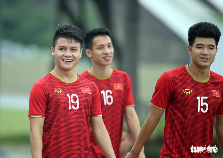 Quang Hải, Bùi Tiến Dũng và các đồng đội cười rạng rỡ trên sân tập sau trận thắng U22 Indonesia - Ảnh 6.