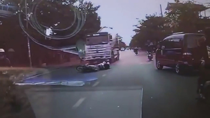 Xe máy lạng lách ngã ra đường, 3 thanh niên bị cuốn như lốc vào gầm xe bồn - Ảnh 2.