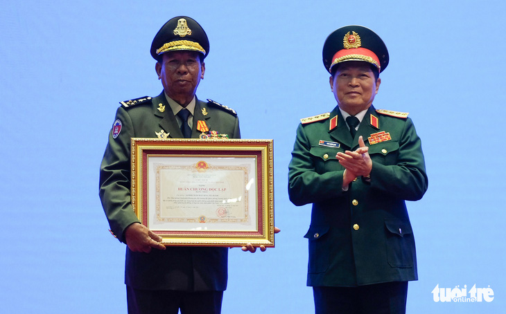 Trao huân chương của Việt Nam, Lào, Campuchia cho các cá nhân, tập thể - Ảnh 2.