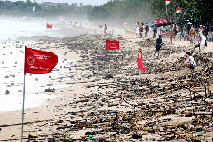 18 tấn rác tràn ngập bãi biển nổi tiếng ở Bali - Ảnh 1.