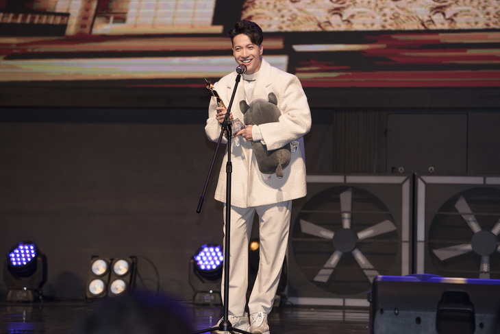 S.T Sơn Thạch bất ngờ nhận giải Ca sĩ quốc tế tại World Star Awards 2019 - Ảnh 1.