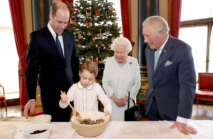 Đăng ảnh Nữ hoàng chuẩn bị Giáng sinh, ý nhắc sự trường tồn của Hoàng gia - Ảnh 2.