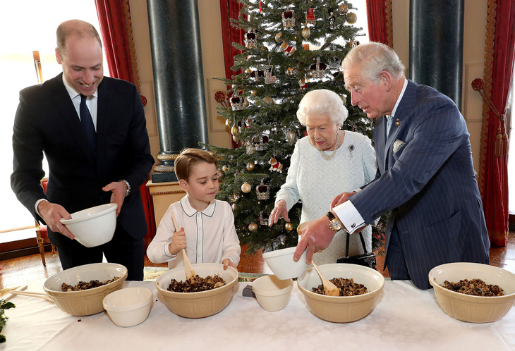 Đăng ảnh Nữ hoàng chuẩn bị Giáng sinh, ý nhắc sự trường tồn của Hoàng gia - Ảnh 1.