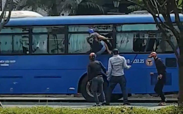 Video nhóm ‘giang hồ’ cầm mã tấu đập phá xe buýt, dọa chém tài xế