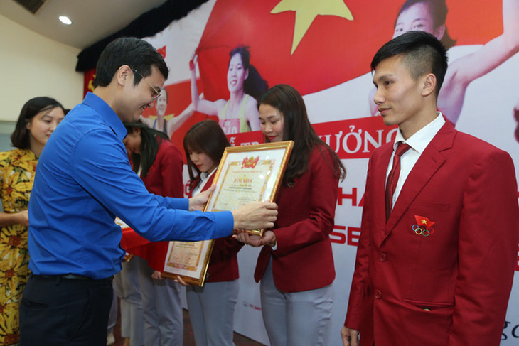 Quỹ hỗ trợ tài năng trẻ Việt Nam trao thưởng 350 triệu đồng cho đội tuyển điền kinh - Ảnh 1.