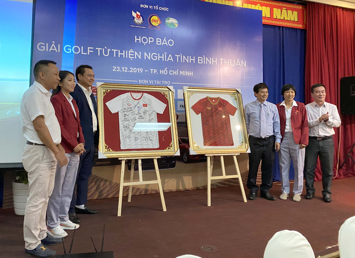 Đấu giá 2 áo đấu của tuyển nữ Việt Nam để tặng lại cầu thủ nữ đón Tết - Ảnh 2.