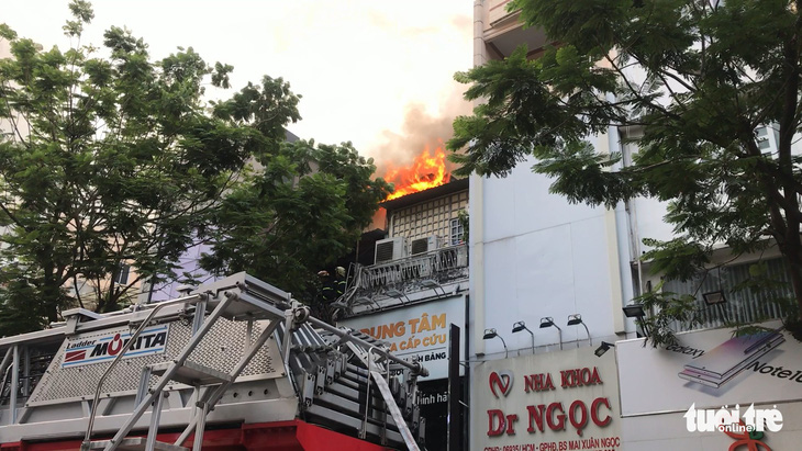 Sân thượng cửa hàng ở quận 10 bốc cháy, hàng chục nhân viên tháo chạy - Ảnh 2.